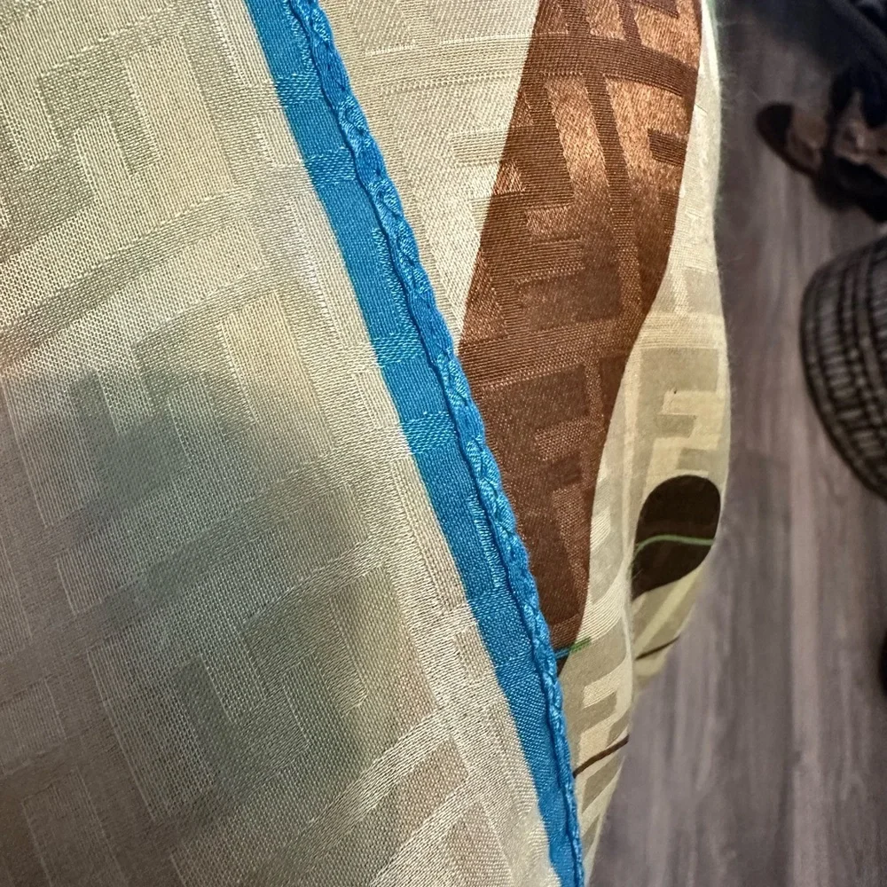 Fendi scarf silk used 1x in run way showing. In new condition. With a fee gift.
